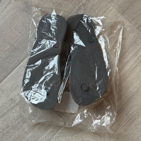 Old Navy Grey Oyster Flip-Flop Sandals for Kids (Partially Plant-Based) - Picture 9 of 9